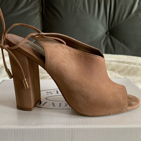 Steve Madden Shoes - Steve Madden suede heel